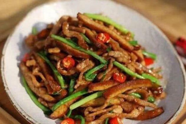 葱爆牛肉，尖椒豆干炒腊里脊，干烧虾球，干锅土豆虾