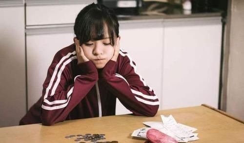 期末考试|儿子期末考试得了第一名,宝妈砸开存钱罐给奖励,一锤下去却懵了