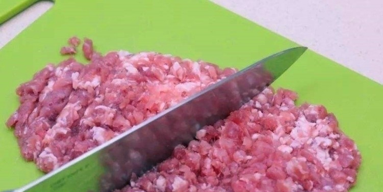 调饺子馅最忌讳加此调料，很多人不清楚就放，难怪饺子馅发柴难吃