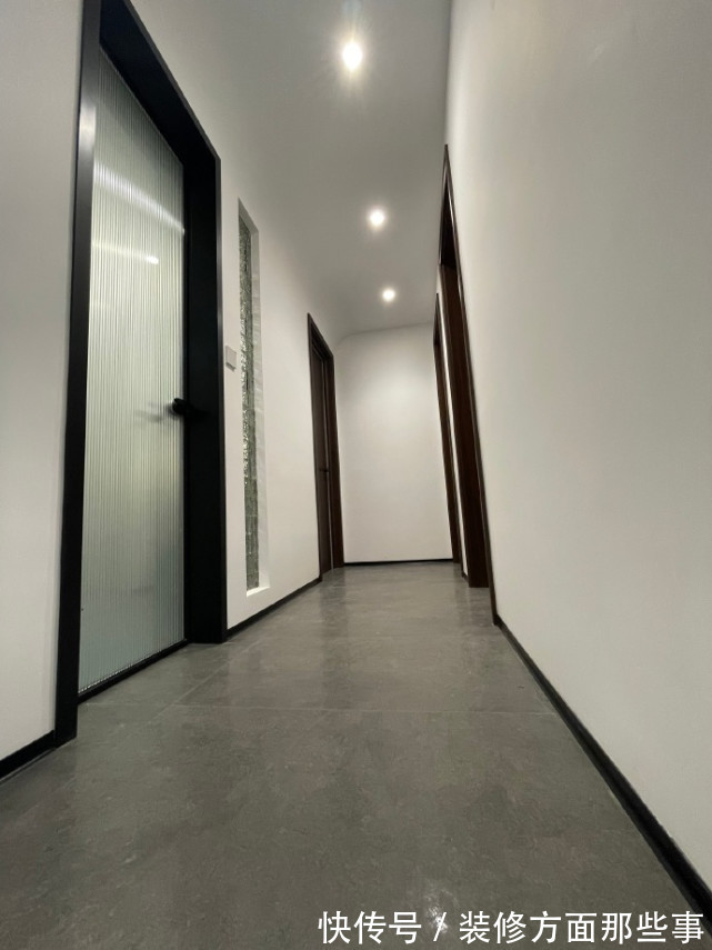 爱格|115平现代简约风,灰色影视墙是格栅和木饰面的结合