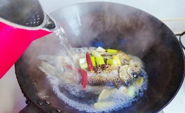  鱼肉|不管炖什么鱼，这“1步”不能少，否则鱼肉不鲜不嫩腥味重