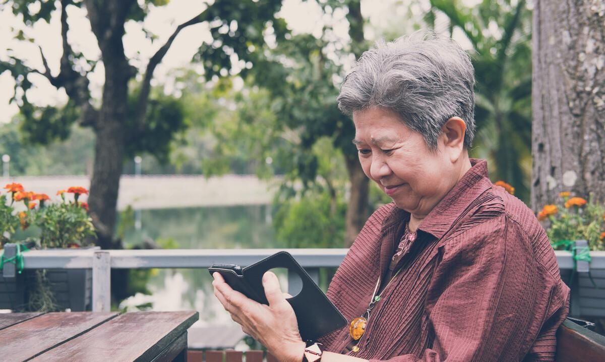 关节|骨科医生直言:日常多吃2物,关节不疼了,骨质疏松“绕道走”