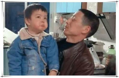 姐姐|“吃醋宝宝”走红,只因妈妈多抱了一会姐姐,网友太委屈