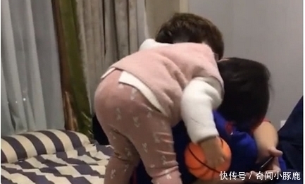 二胎|哥哥正在看电视,妹妹趁着不注意偷亲一口,果然二胎开放没毛病