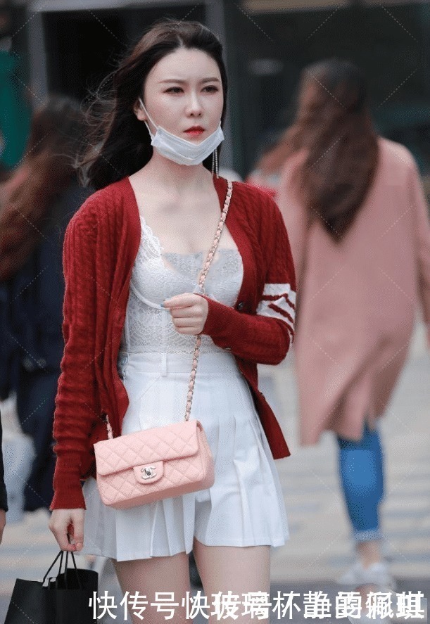 打底衫这么薄款，外套也太厚实了，换掉它更好看吧