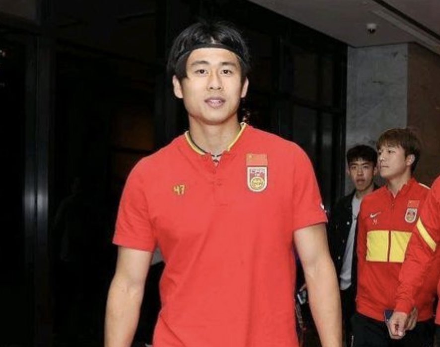 12强赛|李铁下2场比赛要大改首发?国足新晋三叉戟有望首发,艾克森惨了