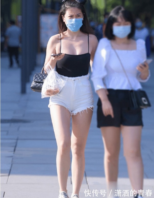 短裤|黑色吊带搭配白色短裤，穿出了美女的个性美！