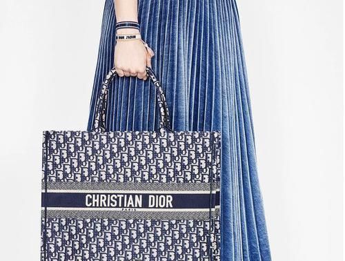 别背双肩包了吧!今年流行“托特包”,容量大不说,还耐脏又方便