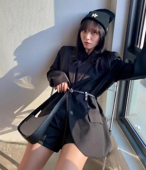 “衬衫塞裤子”穿法太普通了，今春流行“衬衫＋腰带”，很高级