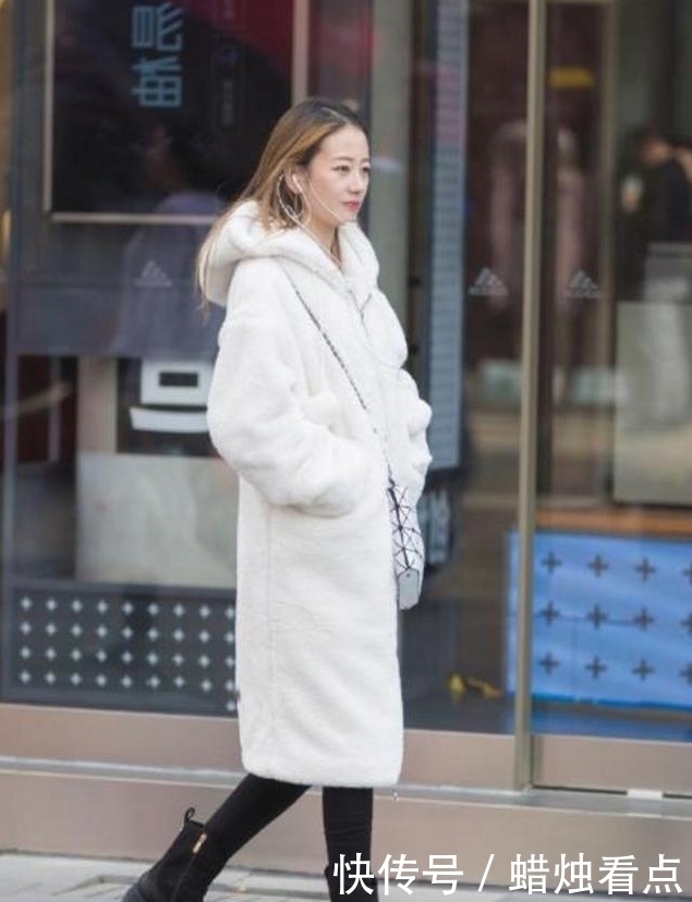 街拍:第三位美女穿搭尽显可爱,修长身材引人注目