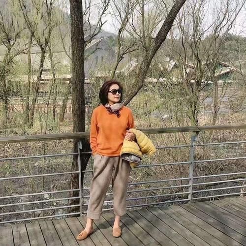 中年女性穿衣要讲究，这4种颜色尽量别碰，不是显老就是扮嫩