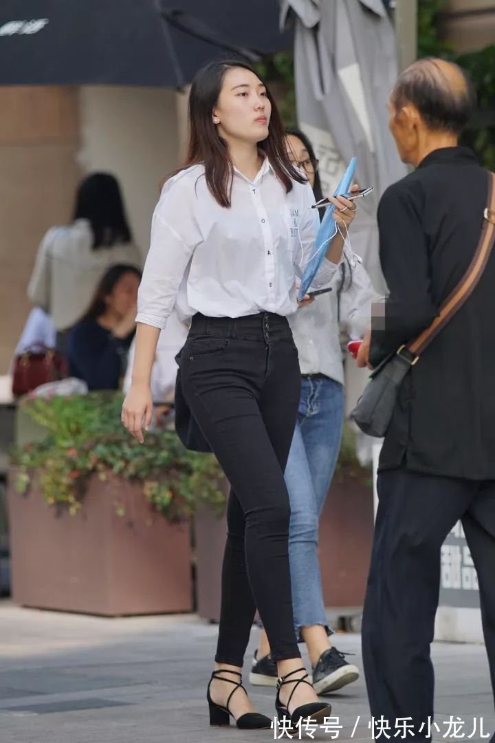 牛仔裤|牛仔裤配上T恤衫,经典的黑与白,帅气又不失温柔的美