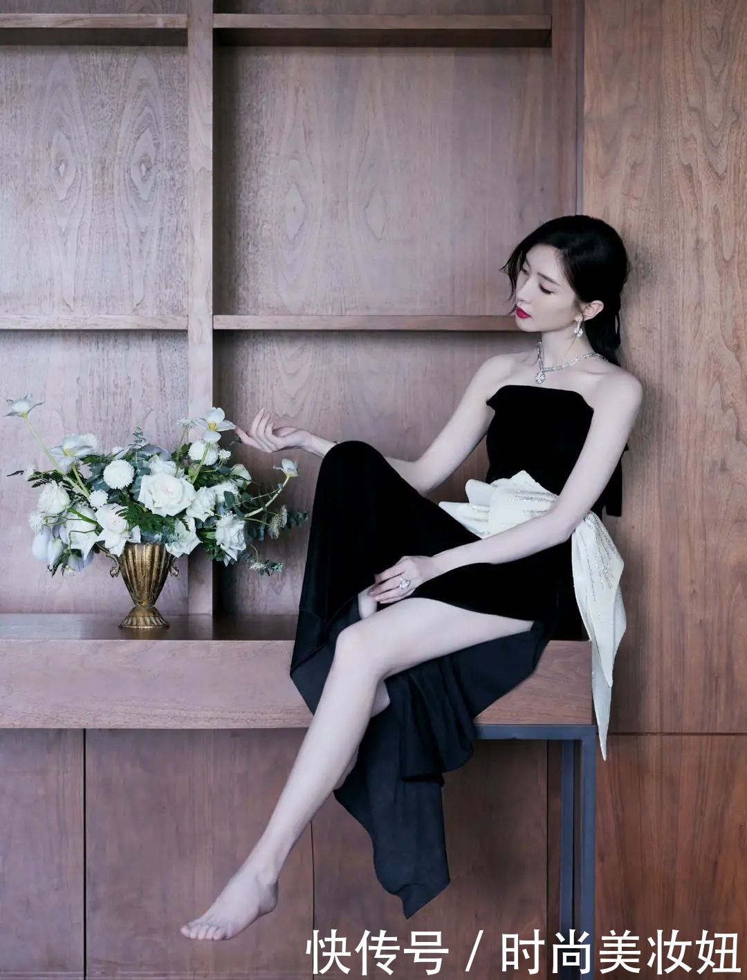 连衣裙|伏明霞很有“阔太”气质,穿黑色连衣裙优雅大气,不化妆也很贵气