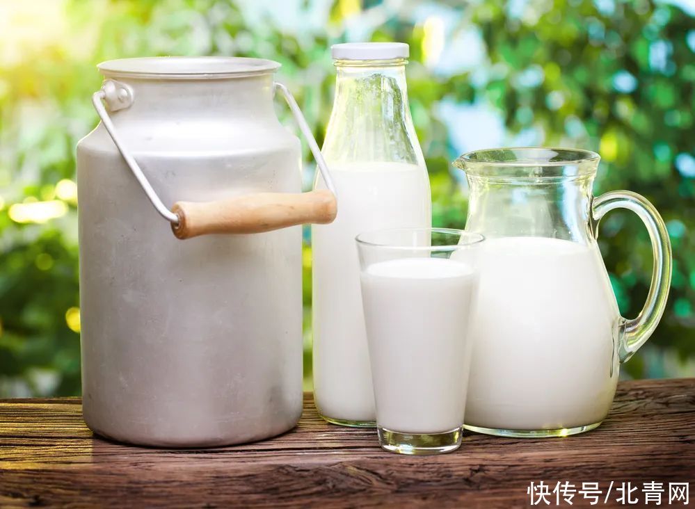 喝牛奶|牛奶早上喝好，還是晚上喝好？