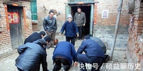 上联!绝世好对,上联“跪天跪地跪父母”,下联对得太有才