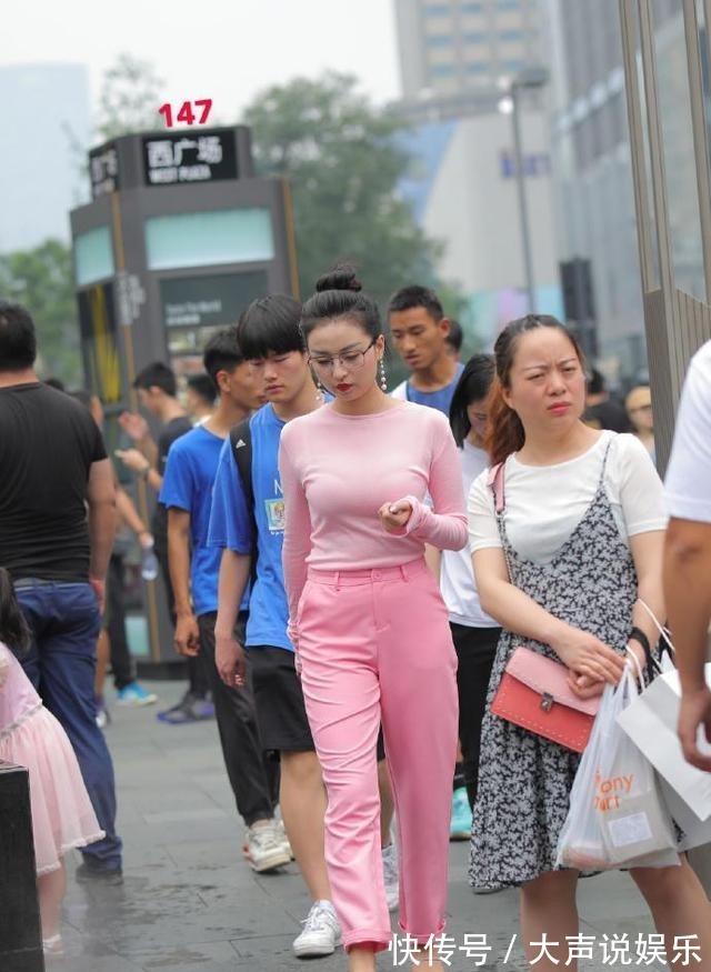 美女 高挑多姿的打底裤美女,大方得体的搭配风格也耐看,令人难忘!