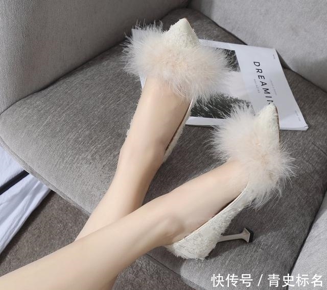 高跟鞋已经out了，不累脚的‘猫跟鞋’，让你小女人味十足！