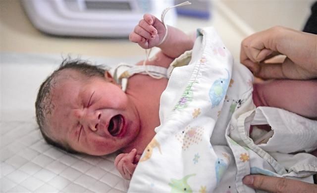 孕肚挺大，生出来的宝宝却很小，这是为什么？4种情况孕妈要清楚