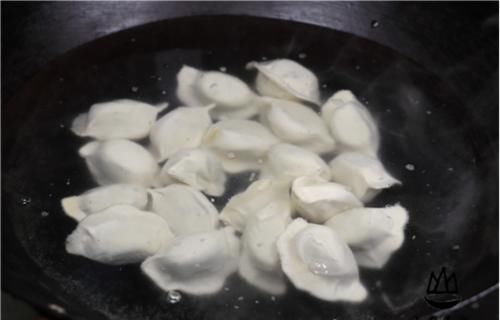  速冻|煮速冻饺子时，冷水和热水下锅都不对！教你正确做法，不破不粘锅