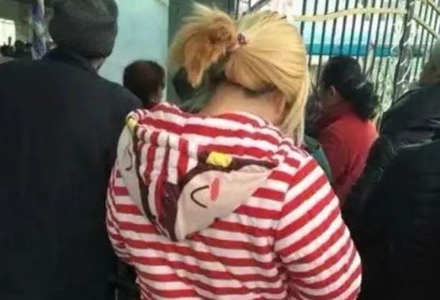 放学|“睡衣妈妈”接孩子放学火了,坚持自我拒悔改:我有穿衣自由