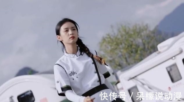 周也和男嘉宾热聊,却对姚安娜冷若冰霜,导演只好用字幕缓和气氛