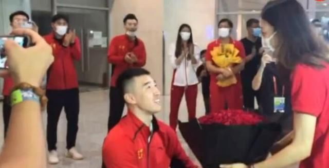 球迷们|浪漫亲吻!李盈莹两大女排队友回天津被求婚,男方激动振臂欢呼