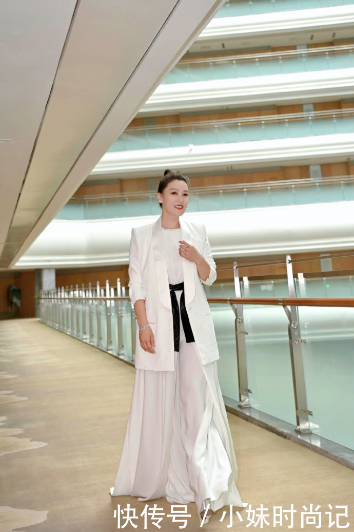 穿搭|43岁谭晶扎“丸子头”真减龄,穿搭知性优雅有气质,阿姨辈值得学