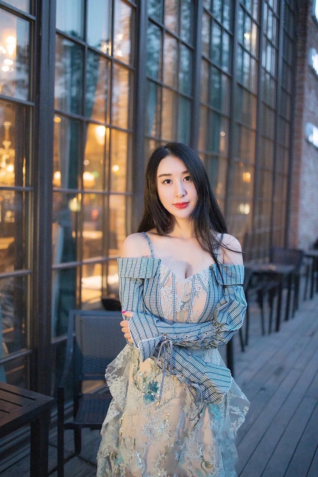 咕嘎 身材好到一定程度,甜美连衣裙也可以穿出妩媚感