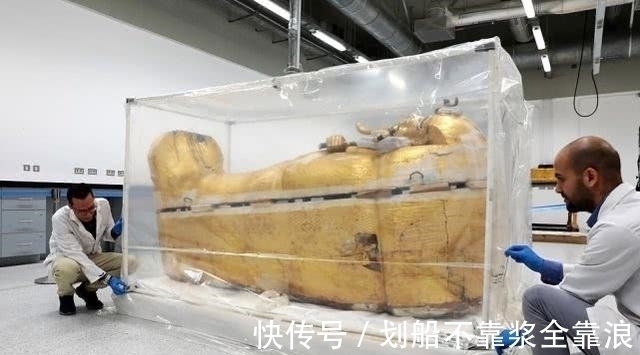 修复!埃及法老金棺材从墓中移出,进行修复工程,棺上浮雕图案错综复杂
