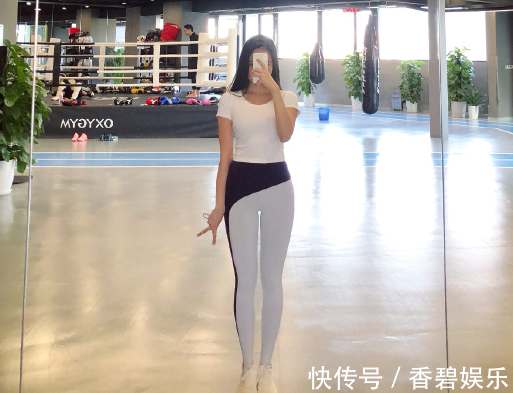 搭配 紧身打底裤小姐姐的搭配气质出众,穿着时尚舒适