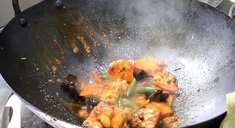 回锅豆腐怎么做鲜嫩又不破碎，厨师长教你小技巧，焦香鲜嫩又营养