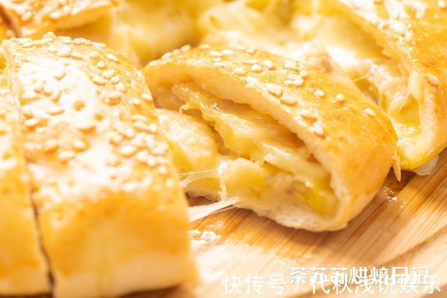 温开水|1个香蕉,1碗芝士,绵软拉丝的香蕉芝士饼就出炉啦