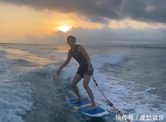 黄旭熙|《奔跑吧》暖男黄旭熙!节目外帮baby辟谣,节目中帮baby化解尴尬