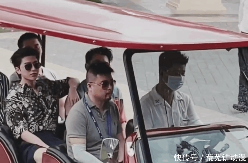 蔡徐坤|《跑男9》三亚开录,蔡徐坤穿羽绒服成焦点,我却只留意飞行嘉宾