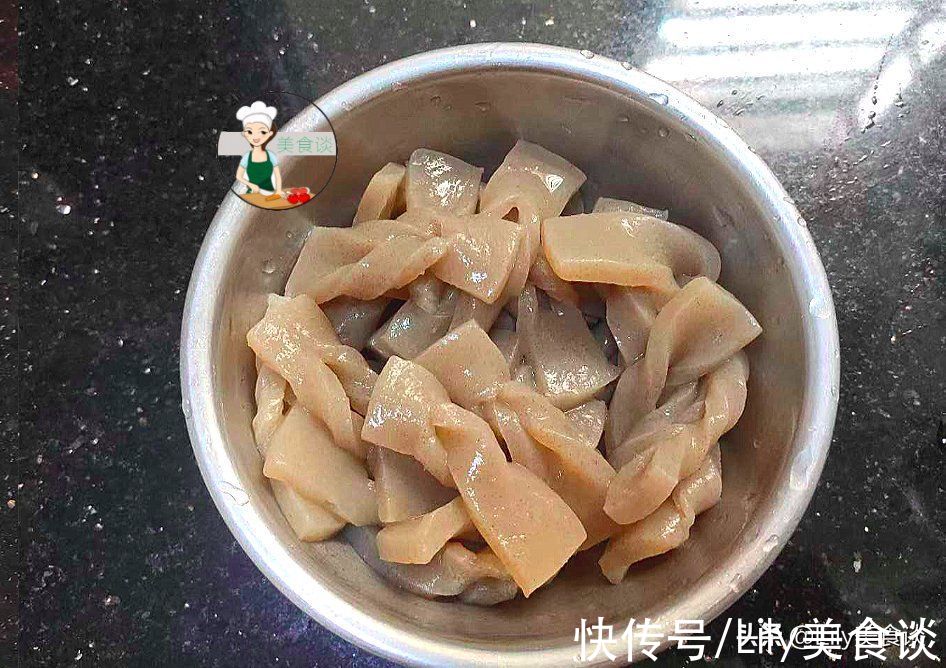 秋天，家人就爱吃这素菜，不放肉也很香，每次炒一盘，上桌不够吃