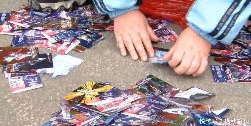 盲盒|孩子疯狂迷恋的“奥特曼卡片”好在哪里?为啥会成为社交硬通货?