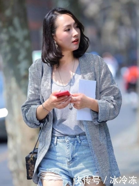 西装|路人街拍,小西装搭配个性时髦的毛边牛仔短裤,十分惹人注意