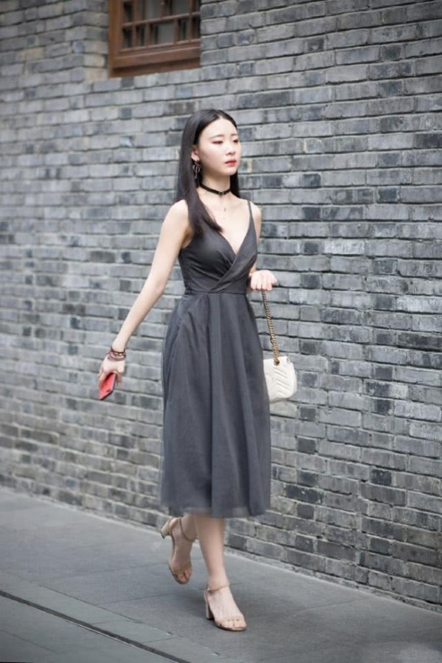 街拍小姐姐吊带衫配牛仔裤,整体看起来仙女气息爆棚,看上去很舒服