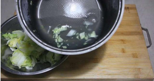 好吃|白菜别只会炒着吃,教你一个新吃法,好吃得停不下嘴