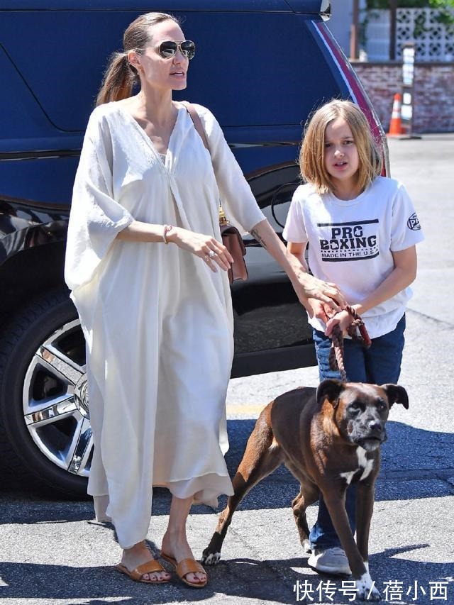 优雅|安吉丽娜·朱莉与亲生女儿逛街,穿白色连衣裙配拖鞋,高级又优雅