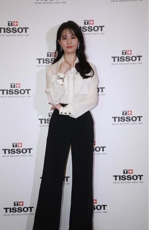大长腿|美女没有骨感身材也照样惊艳,穿白衬衫配阔腿裤,气场不输超模
