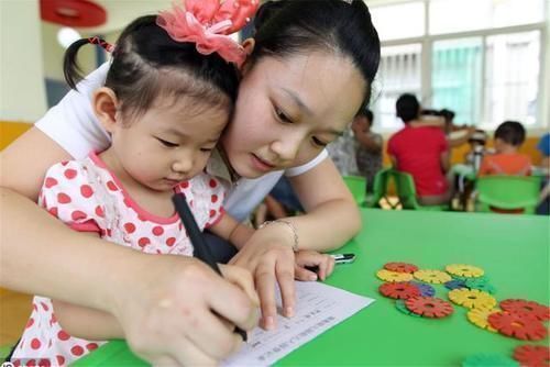 幼儿园老师|幼儿园老师发现孩子衣服标签被剪，知道原因难接受，园长请退园