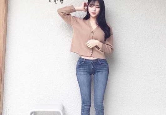 紧身衣 明艳动人的牛仔裤美女,可爱中带着几分性感!