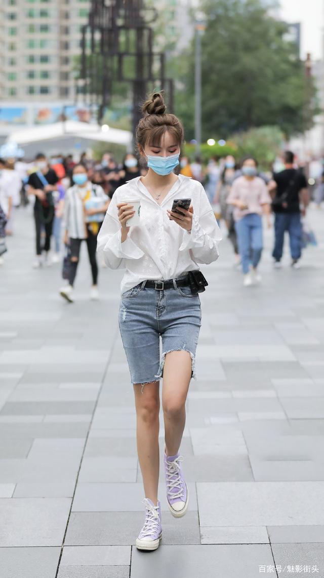 穿短裤的季节,美女选择时尚的五分短裤,穿出清凉感和档次感