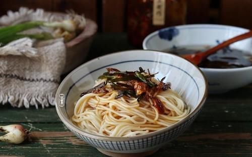 没鱼没肉也没有青菜，只有青葱一把小面二两，这就是惊人的美食
