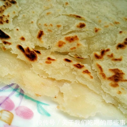 做烙饼时别用冷水和面，学会2个技巧，烙饼柔软筋道，放凉也不硬