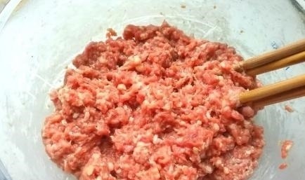 爱吃肉馅饺子的朋友记住“盐水油”口诀，饺子鲜嫩多汁，比买的还好吃