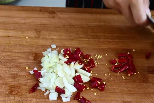 这才是炒包菜的正确做法,清脆爽口好吃有诀窍,看一遍就学会