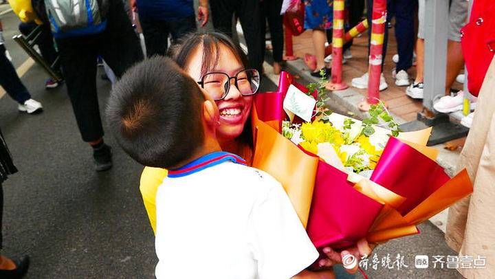 济南|高考结束，济南四岁弟弟给姐姐献花