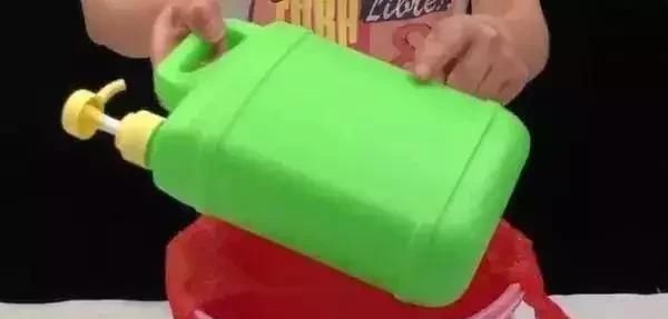 垃圾桶|把洁面瓶放到垃圾桶里，不需要买垃圾袋，一年可以节约数百个